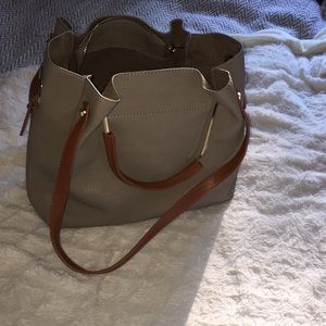 Charming tote bag w/ detachable clutch 👜🌸